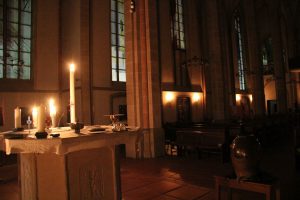 Eine sehr stimmungsvolle, aber leere Kirche.