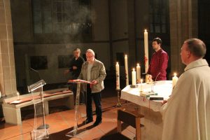 Gloria und Halleluja sind gesungen. Diakon Martin Walter liest das Evangelium.