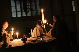 Die Osterkerzen der anderen Kirchorte werden am Licht der Osterkerze entzündet.